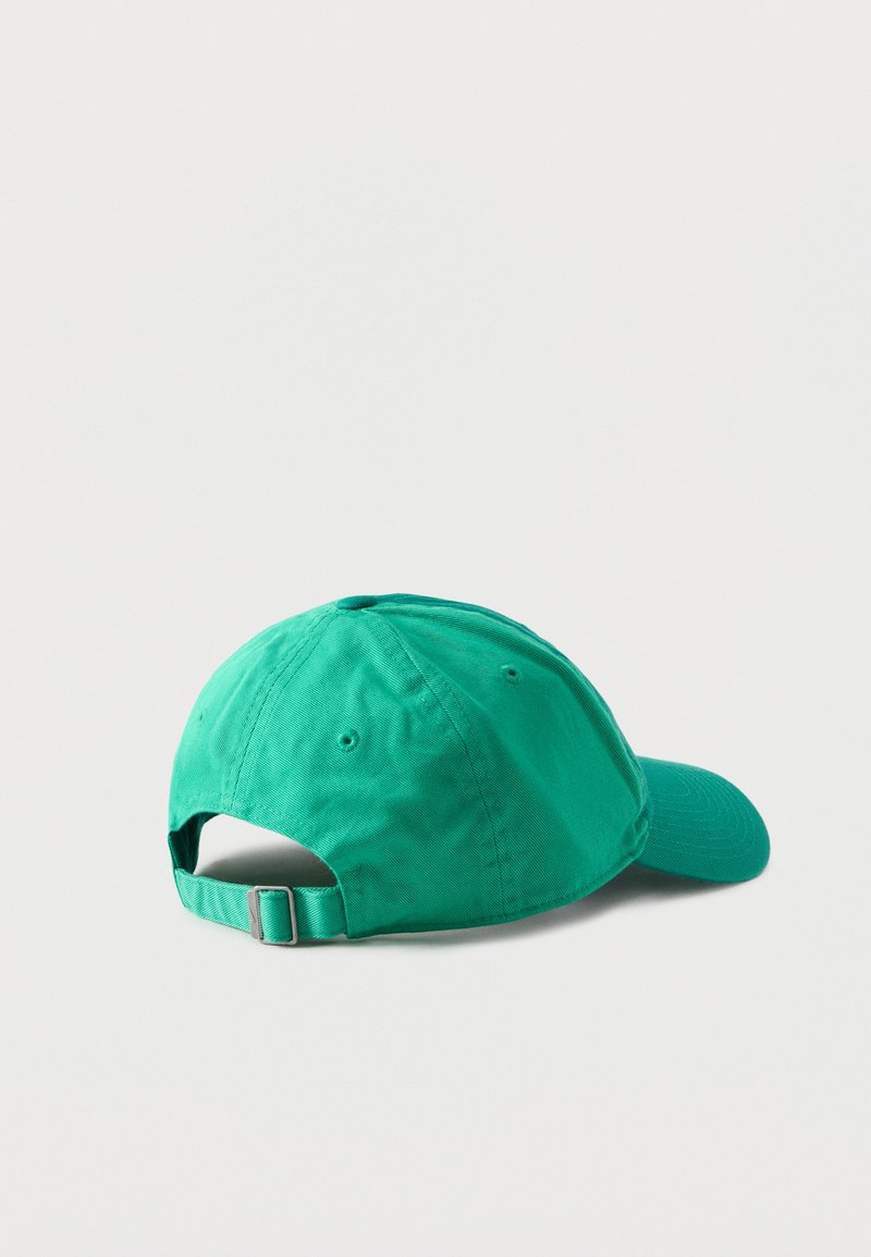 Grøn baseballkasket med justerbar strop, der ligger på en flad hvid overflade, set bagfra og fra siden.