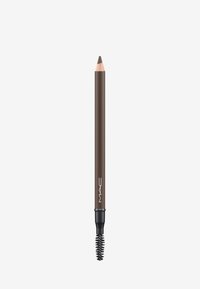 Matita per sopracciglia MAC con corpo marrone, punta affilata e spazzola a doppia estremità. Presenta una texture liscia per un'applicazione precisa.