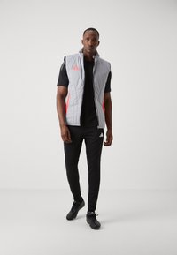 adidas Performance TIRO24 COMPETITION WINTERIZED VEST - Chaleco - light onix/shock red