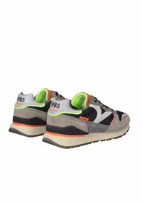 Grijze en zwarte sneakers met een bovenwerk van suède en mesh, neon groene accenten, oranje details en een geprofileerde rubberen zool. Heeft een retro design.