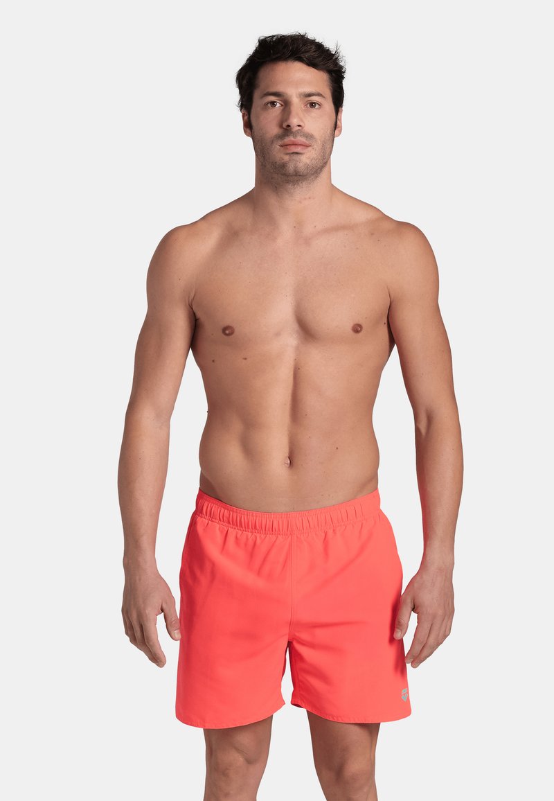 Arena FUNDAMENTALS BOXER R - Badeshorts - fluo red water