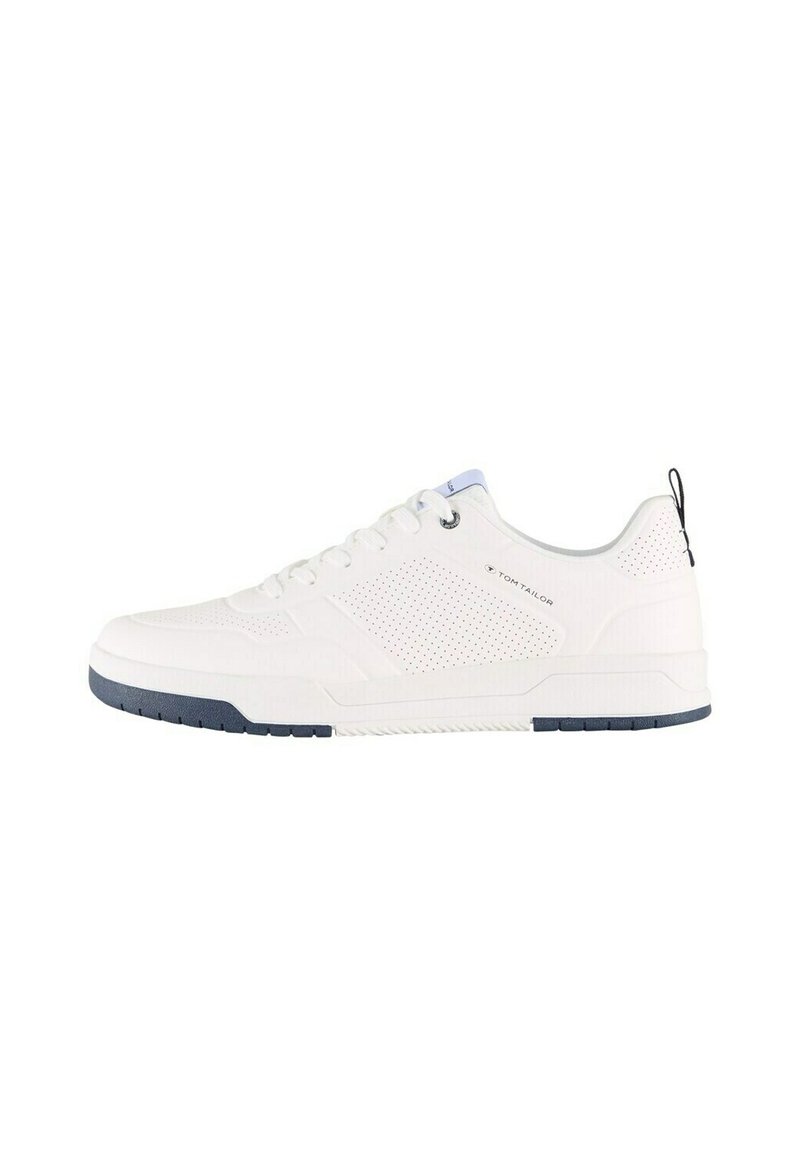 Scarpa sportiva bianca con tomaia in rete e finta pelle, suola in gomma grigia e dettagli blu. Presenta chiusura con lacci e design perforato.