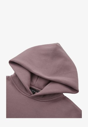 Sudadera con capucha morada con textura de forro polar, con una capucha grande y una etiqueta visible en el cuello. Diseño sencillo, sin detalles adicionales.