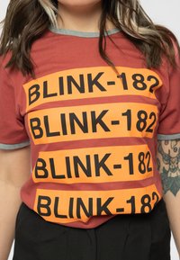 Paradiso Clothing BLINK 182 LOGO REPEAT RINGER - Print T-shirt - red