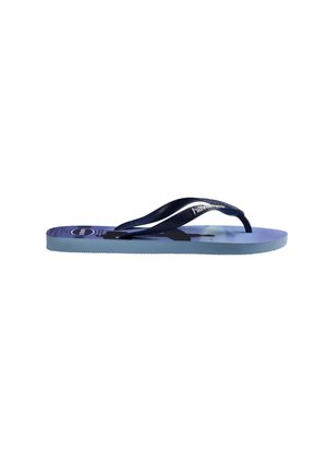 Enkele blauwe teenslipper met zwarte bandjes en witte merknaam, zij-aanzicht op een effen witte achtergrond.