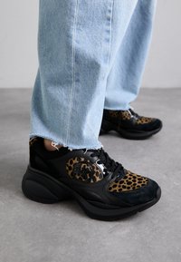 MICHAEL Michael Kors - ZUMA TRAINER - Baskets basses - husk/multi-coloured Image miniature 1