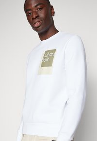 Calvin Klein OVERLAY BOX LOGO - Sweatshirt - bright white