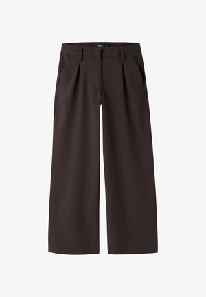 Pantaloni a gamba larga marrone scuro con passanti per cintura, pieghe frontali e tasche laterali, progettati per una vestibilità comoda.