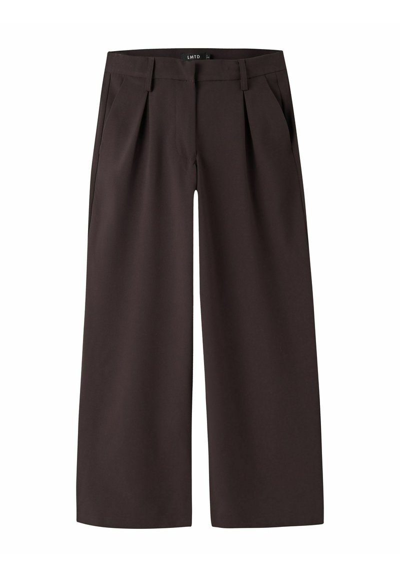 Pantalons larges marron foncé avec passants de ceinture, plis avant et poches latérales, conçus pour un ajustement décontracté.