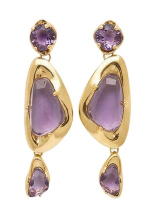 Pendientes colgantes de tono dorado con tres piedras preciosas moradas facetadas en formas irregulares, dispuestas en vertical de pequeño a grande.