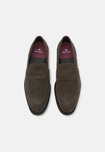 Mocasines de ante oliva oscuro con un diseño cosido, que cuentan con una correa en el empeine y una suela de goma negra. Plantillas burdeos con marca.