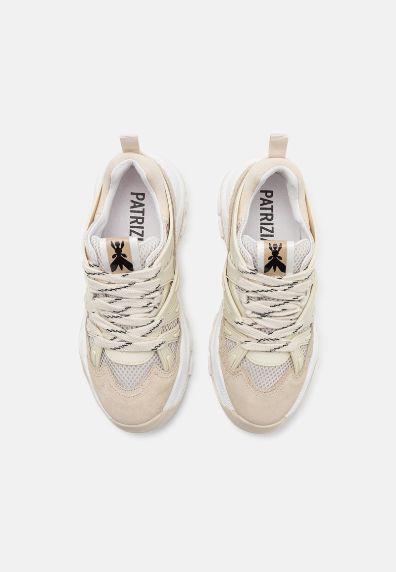 Sneaker beige e bianche con tomaia in rete e suede, suola spessa e lacci neri e bianchi. Logo sulla linguetta e dettagli morbidi e testurizzati.