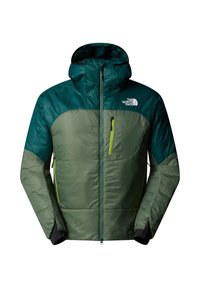 Groene geïsoleerde jas met een capuchon, voorzien van donkergroene accenten en een rits aan de voorkant, inclusief een ritssluiting op de borstzak en elastische manchetten.