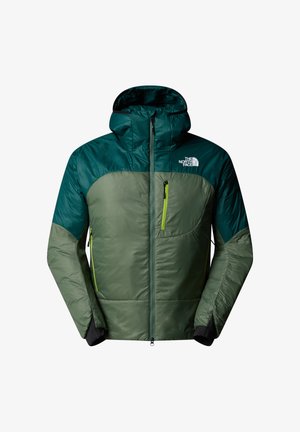 Zielona kurtka ocieplana z kapturem, z ciemnozielonymi akcentami i przednim zamkiem błyskawicznym, zawiera kieszeń na zamek błyskawiczny na piersi oraz elastyczne mankiety.