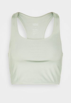 Lys grønn treningscrop med rund hals og racerback-design, laget av myk, elastisk stoff. Minimal merkevare bak.