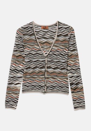 Gebreide cardigan met een golvend patroon in zwart, bruin, wit en perziktinten. Heeft lange mouwen, een V-hals en knoopdetails aan de voorkant.