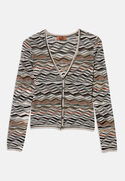 Adīta džemperis ar viļņveida rakstu melnā, brūnā, baltā un persiku krāsā. Tam ir garas piedurknes, V veida kakla izgriezums un pogu apdare priekšpusē.