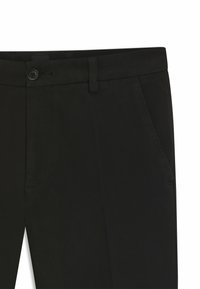 Czarne tkane spodnie z guzikiem, kieszeniami z przodu i teksturowanym materiałem. Pas wyposażony w szlufki na pasek dla regulowanego dopasowania.
