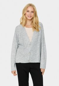 Heled hall kardigan, millel on V-kaelus, pikad varrukad, soonikud mansetid ja viis nööpimist ees. Pehme kudumine.