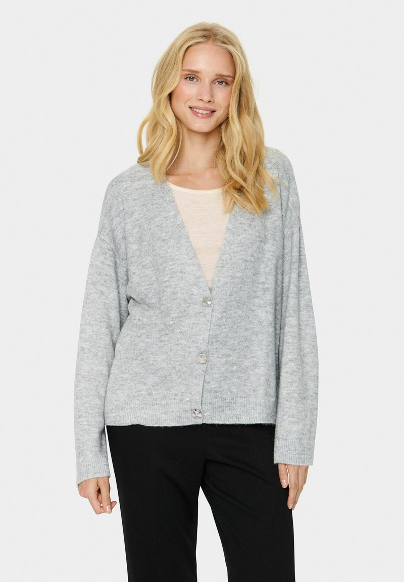 Heled hall kardigan, millel on V-kaelus, pikad varrukad, soonikud mansetid ja viis nööpimist ees. Pehme kudumine.