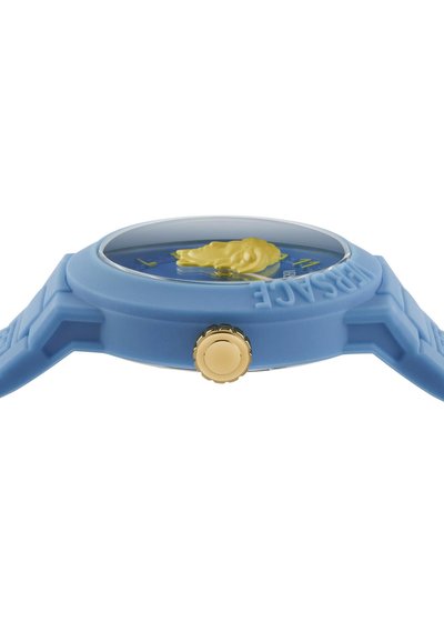 Orologio da polso blu con corona d'oro, quadrante blu e dettaglio in rilievo della testa di Medusa dorata sotto una copertura in vetro curva.