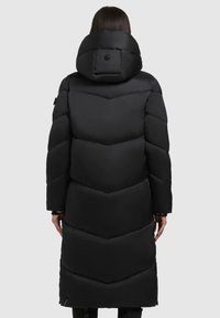 Sort pufferjakke med et chevronmønster, en høj krave med en knap og lange ærmer. Glat stof med et design, der går til midt på leggen.