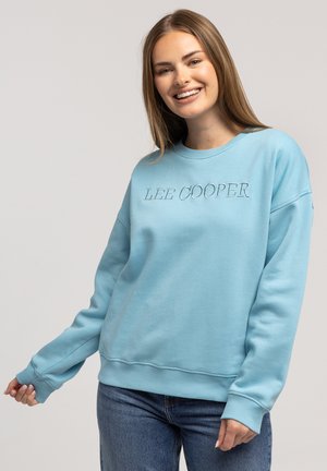 Jasnoniebieska bluza z okrągłym dekoltem i prążkowanymi mankietami. Na przedzie haftowane logo "LEE COOPER". Wykonana z miękkiego, przytulnego materiału.