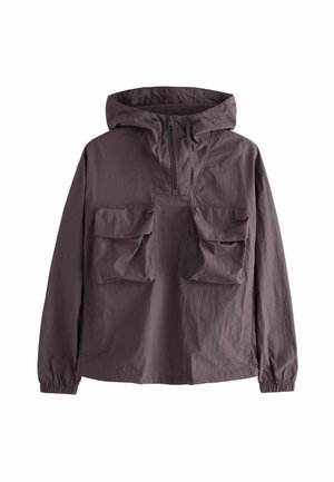 Pulover jakna u umiranoj ljubičastoj boji, izrađena od laganog materijala. Ima prednji polu-zip, dva velika prednja džepa i elastične manžete.