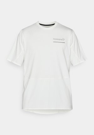 T-shirt de sport blanc en tissu léger, avec des manches courtes, un col ras du cou, et un logo subtil imprimé en gris sur la poitrine.