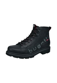 Botas altas negras de cuero texturizado, con acentos rojos y cordones negros. Presentan una suela de goma robusta y un logotipo impreso en el costado.