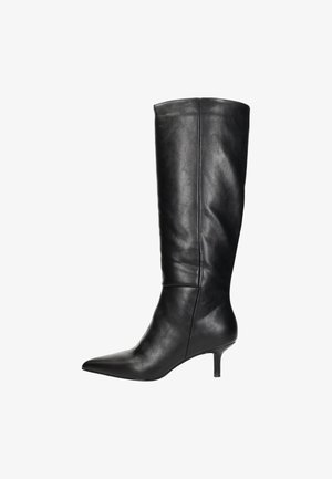 Schwarze Leder-Stiefel bis zum Knie mit spitz zulaufender Zehe und schmalem Absatz. Verfügt über eine glatte Textur und minimalistische Designdetails.
