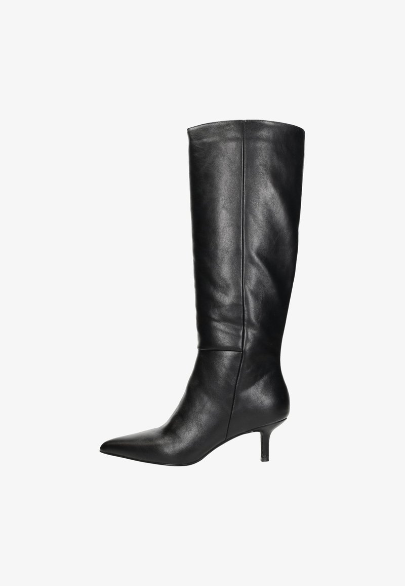 Zwarte leren kniehoge laars met een spitse neus en een slanke hak. Bevat een gladde textuur en minimale ontwerpelementen.