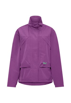 Giacca leggera viola con colletto alto, caratterizzata da motivi a griglia, due tasche frontali e un logo verde in evidenza.