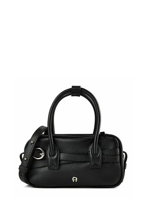 Schwarze, strukturierte Lederhandtasche mit zwei abgerundeten Griffen, einem abnehmbaren Schulterriemen mit Schnalle und einem kleinen silbernen Logo vorne in der Mitte.