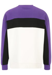 Felpa con colletto rotondo, maniche viola, pannello posteriore superiore nero e pannello posteriore inferiore bianco.