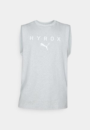 Pelēks bezpiedurkņu T-krekls, izgatavots no kokvilnas maisījuma, ar baltu uzrakstu "HYROX" un baltu Puma logo priekšpusē.