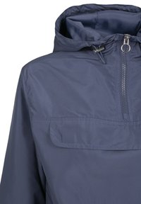 Veste de pluie bleu marine à capuche avec rabat de poche avant et demi-fermeture éclair avec tirette ronde et stop cordon.