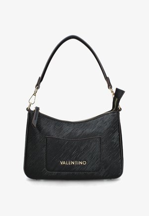 Borsa a tracolla in pelle nera con finitura testurizzata, caratterizzata da una tasca frontale, logo dorato e una tracolla curva. Chiusura con cerniera nella parte superiore.