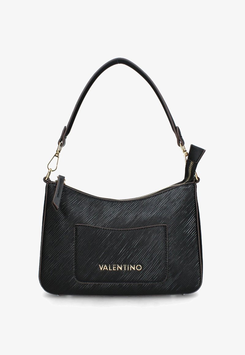 Borsa a tracolla in pelle nera con finitura testurizzata, caratterizzata da una tasca frontale, logo dorato e una tracolla curva. Chiusura con cerniera nella parte superiore.