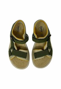 Sandali in tessuto verde con cinturini in velcro, soletta in suede beige, rifiniture gialle e suola testurizzata. Progettati per comfort e traspirabilità.