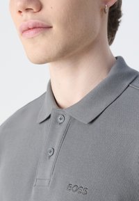 BOSS Ilgarankovis viršutinės dalies drabužis - dark grey