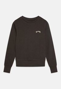 Mørkebrun hettegenser med rund hals, ribbede mansjetter og nederkant. Har en liten hvit "Billabong" logo brodert foran.