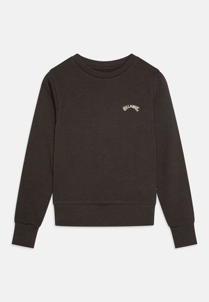 Dunkelbrauner Sweatshirt mit rundem Ausschnitt, gerippten Bündchen und Saum. Auf der Vorderseite befindet sich ein kleines weißes, gesticktes "Billabong"-Logo.