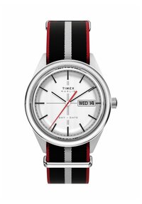 Timex Marlin-horloge met een zilverkleurige roestvrijstalen kast, witte wijzerplaat, zwart-rood gestreepte stoffen band, dag-datumweergave en rode secondewijzer.