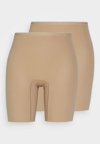 Shorts modellanti beige con una texture liscia, vita elastica e un design con ritaglio discreto al centro frontale.
