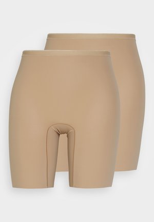 Beżowe szorty kształtujące o gładkiej teksturze, elastycznym pasie i dyskretnym wycięciu na środkowej przedniej części.