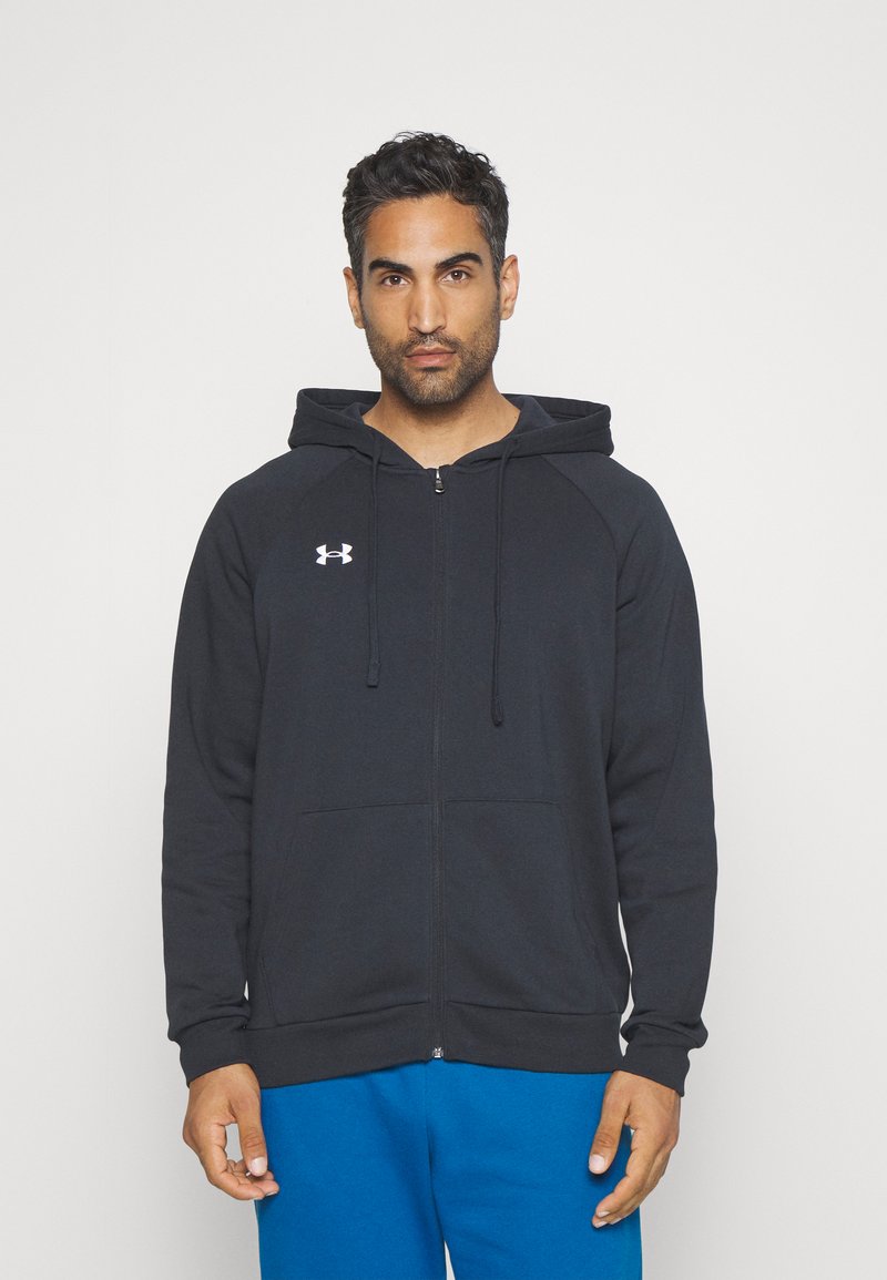 Svart zip-up hettegenser laget av mykt stoff, med kengurulomme, justerbar hette med snøring og hvit logo på brystet.