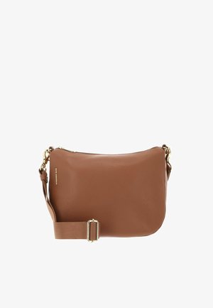 Sac à bandoulière en cuir marron avec une large sangle en tissu ajustable et des éléments en métal doré, doté d'une fermeture éclair et d'un petit logo de la marque.