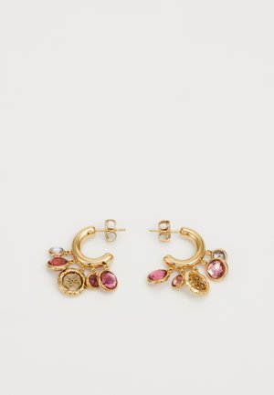 Boucles d'oreilles en or en forme de créoles, ornées de diverses pierres précieuses roses et claires, y compris des formes en goutte et circulaires, avec des détails complexes.