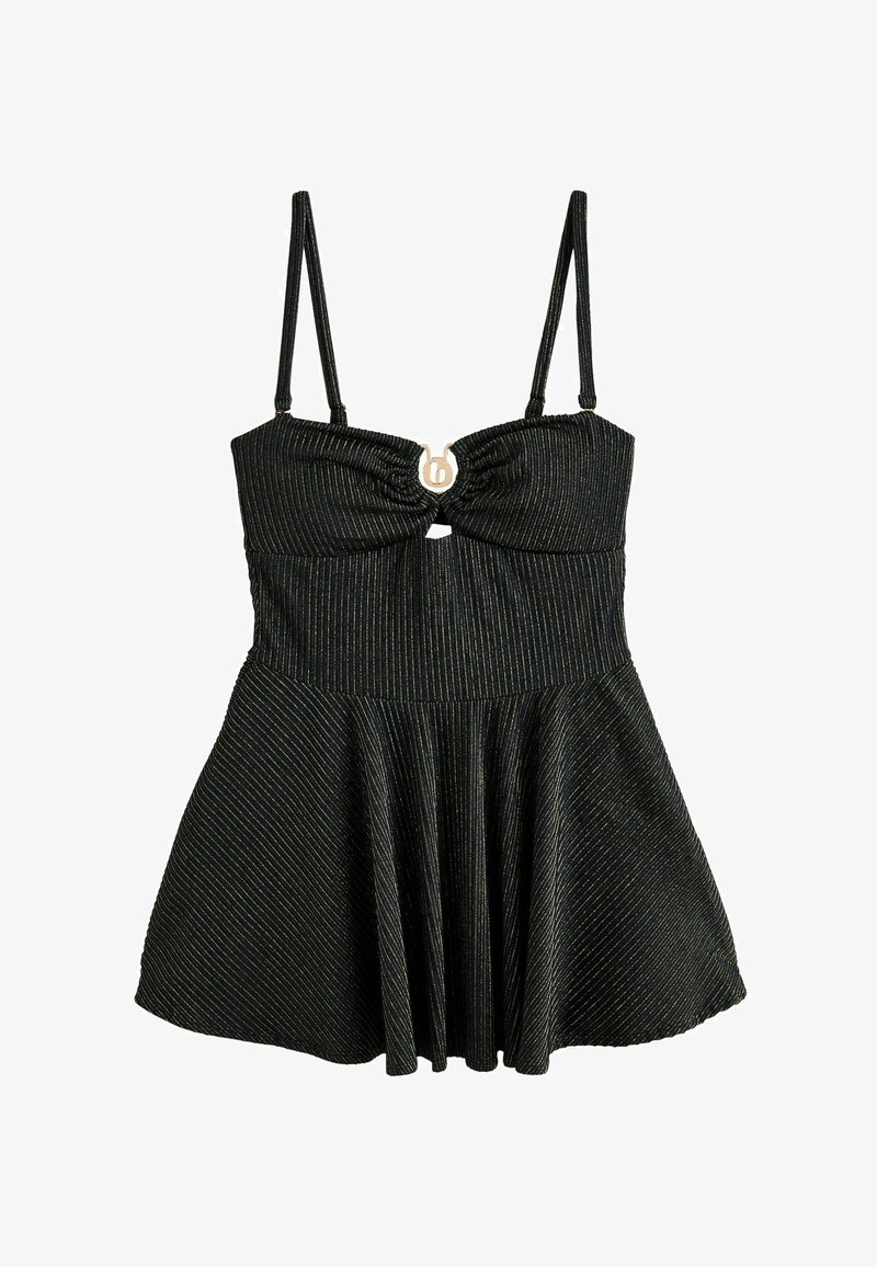 Abito nero senza maniche con sottili spalline, corpetto aderente con una fibbia centrale dorata e delicate righe verticali scintillanti, gonna svasata.